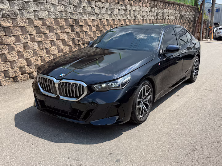 2024 BMW G60 520i